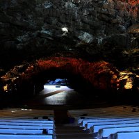 концертный зал в пещере о.Лансароте :: Елена Познокос