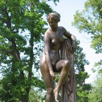 Сад украшает скульптура работы Витали "Венера, снимающая сандалию" :: Елена Павлова (Смолова)