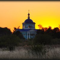 Церковь в закате :: Артем Тимофеев