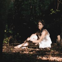 Девушка в лесу :: Олеся Лобас