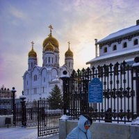 У храма в снегопад :: Андрей Мичурин
