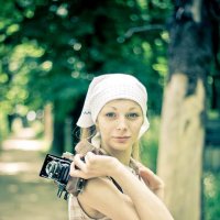 "Девушка и ретро-фотоаппарат Ikonta" :: Dima Rann