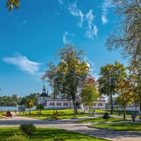 Во дворе монастыря. Валдайский Иверский Святоозерский Богородицкий мужской монастырь :: Михаил "Skipper"