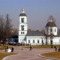 Храм в парке :: Михаил Сбойчаков