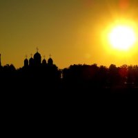 Солнце над городом. :: Анатолий Борисов