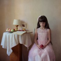 Портрет девочки с яблоком. :: Елена 