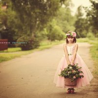 Лиза в розовом платье на Вишневой улице. :: Софья Филипова