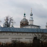 За  монастырской  стеной Николо-Улейминского женского монастыря старообрядческой церкви :: Galina Leskova