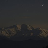 Теплый свет холодной луны на заснеженные горы :: Медведев Сергей 