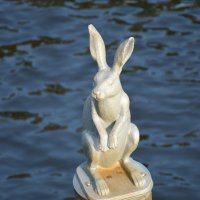 Скульптура "Зайчика спасшегося от наводнения :: Светлана Шарафутдинова