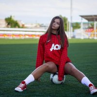 девушка на футбольном поле :: Андрей Плотников