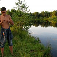 рыбак на лесном озере :: Наталья 