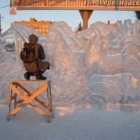 Художник  создаёт  барельеф. :: Алексей Рыбаков