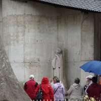 Жанна д Арк около модернистского собора в Руане :: Михаил Сбойчаков