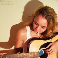 Девушка с гитарой :: Анна Смотрова