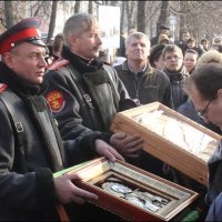 Мгновенье у иконы... :: Александр Иванов