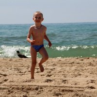 Ребенок на пляже Витязево :: Виктор Дилянян