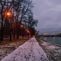 Огни города и следы его обитателей. :: ФотоЛюбка *