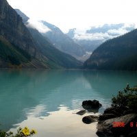 Камни в ледяной воде Лейк-Луиса. :: Владимир Смольников