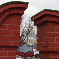 Вид из Кремля на храм Христа Спасителя :: Ольга Крулик