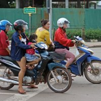 Лаос. Вьентьян. На байках только девушки :: Владимир Шибинский