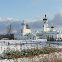 Вид на Успенский и Иоанно-Богословский храмы Крыпецкого монастыря :: Елена Павлова (Смолова)