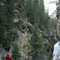 На фоне водопада в Скалистых горах Канады. :: Владимир Смольников