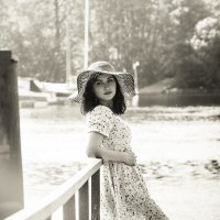 Девушка в шляпе на мосту :: Арина Дмитриева