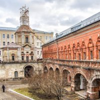 Надвратный храм прп. Пахомия (1753-1755 гг., в 1914 г. храм переосвящен в честь апп. Петра и Павла); :: Марина Назарова