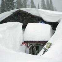 Вход в бар "Горный спасатель" во время снегопада. :: Александр Рейтер