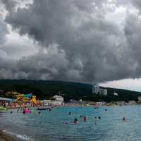 Пляж в с.Дивноморское, перед грозой :: Алексей Агалаков