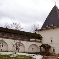 Стены и башня Спасо-Андроникова монастыря :: Владимир Болдырев