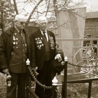 Ветераны на могиле боевого генерала :: Валерий Левичев