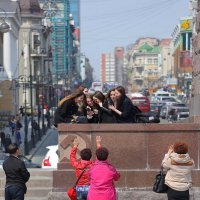 Российские девушки и китайские туристы :: Александр 