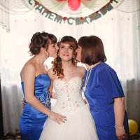 Невеста с сестричкой и мамой :: Ирина Матюхина