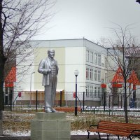 В новом сквере новая жизнь или "Ленин живее всех живых" :: Денис Масленников