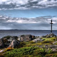 Большой заяцкий остров.Поклонный крест на берегу моря. :: Елена Ушакова