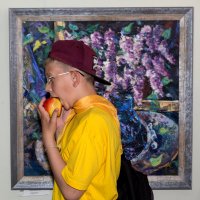 Мальчик, идущий мимо картины и поедающий яблоко. :: Олег Карташов