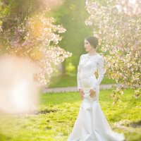 невеста в цветущем саду :: Александра Капылова