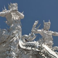 Суровая стража храма Ронг Кхун :: Евгений Печенин