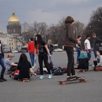 На площади Дворцовой тусуется  молодежь. :: Серж Поветкин