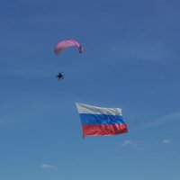 Открытие авиационного праздника. Пронос национального флага. :: Олег Чернов