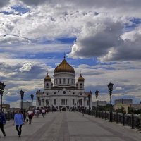 Облака над храмом :: Игорь Егоров