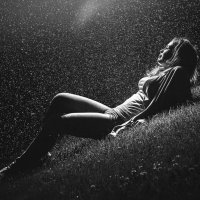 Девушка, дождь, фонарь :: Евгений Иванов