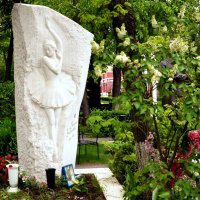 Памятник на могиле Галины Улановой :: Владимир Болдырев