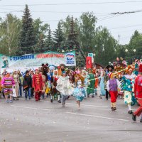 Театрализованное шествие в день города :: Леонид Никитин