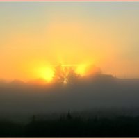 Рассвет. Над деревней густой туман. :: Геннадий Ячменев