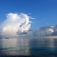 Облака и океан :: Игорь Бурченков