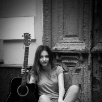 Девушка с гитарой 2 :: Тома Олисаева