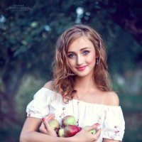 Собирая яблочки :: Марина Шавловская